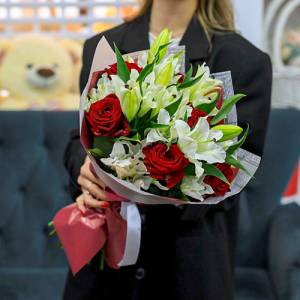 Букет красные розы и белые лилии с оформлением R1500