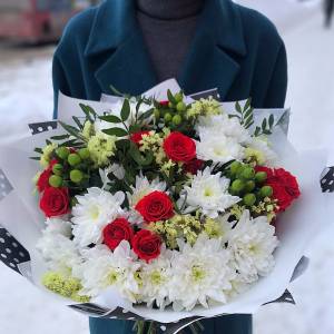 Сборный стильный букет с хризантемами и розами R1132