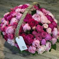 Сборная корзина с цветами, 51 пион и пионовидная роза R959